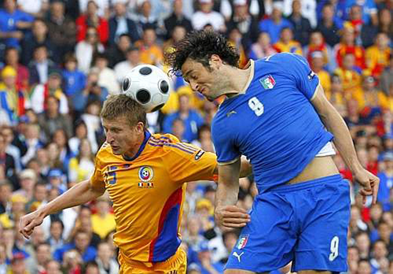 Euro 2008 (12).jpg - Romania's Dorin Goian heads the ball against Italy's Luca Toni (R) during their Group C Euro 2008 soccer match at the Letzigrund stadium in Zurich, June 13, 2008.